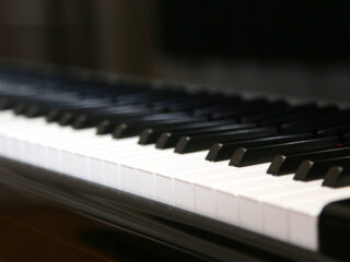 美術品やピアノなどの特殊配送に対応（ピアノは専門会社に委託）。