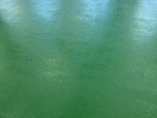 倉庫の床面のペンキ塗り